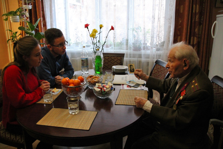Молодежное правительство поздравляют новгородских ветеранов с 75-летием со дня освобождения города 
