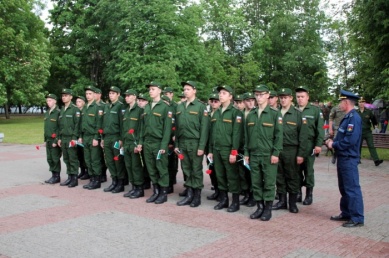 Новгородских новобранцев торжественно проводят в армию