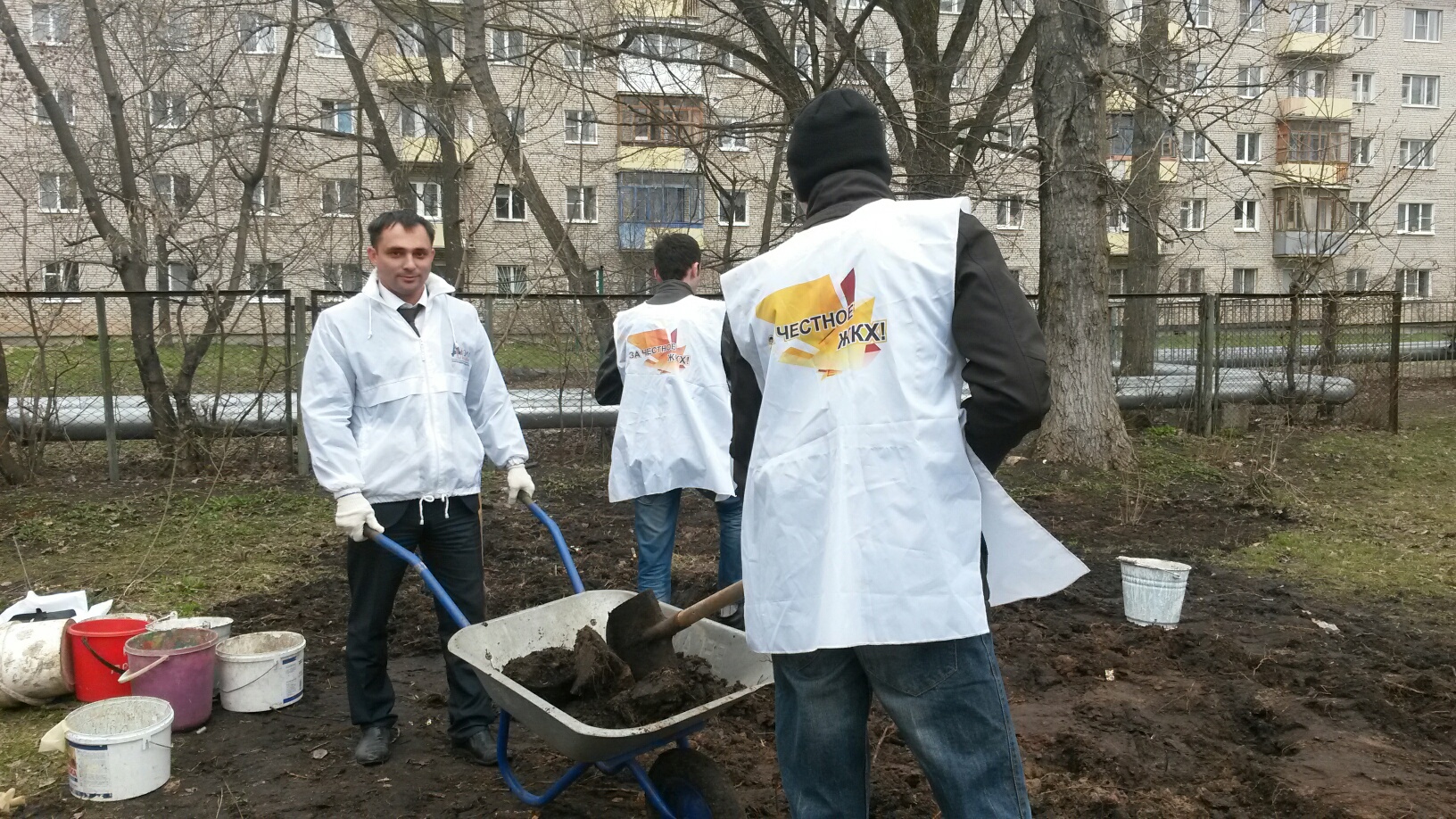 Трудовой десант активистов областного Дома молодёжи и НРОО «ЗА ЧЕСТНОЕ ЖКХ!» высадился в детском саду №43 Великого Новгорода.