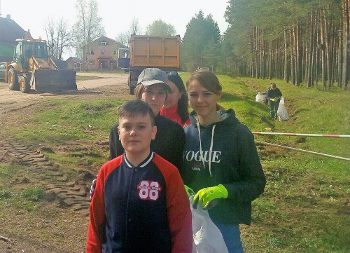Молодежь Пестовского района присоединилась к общегородскому субботнику