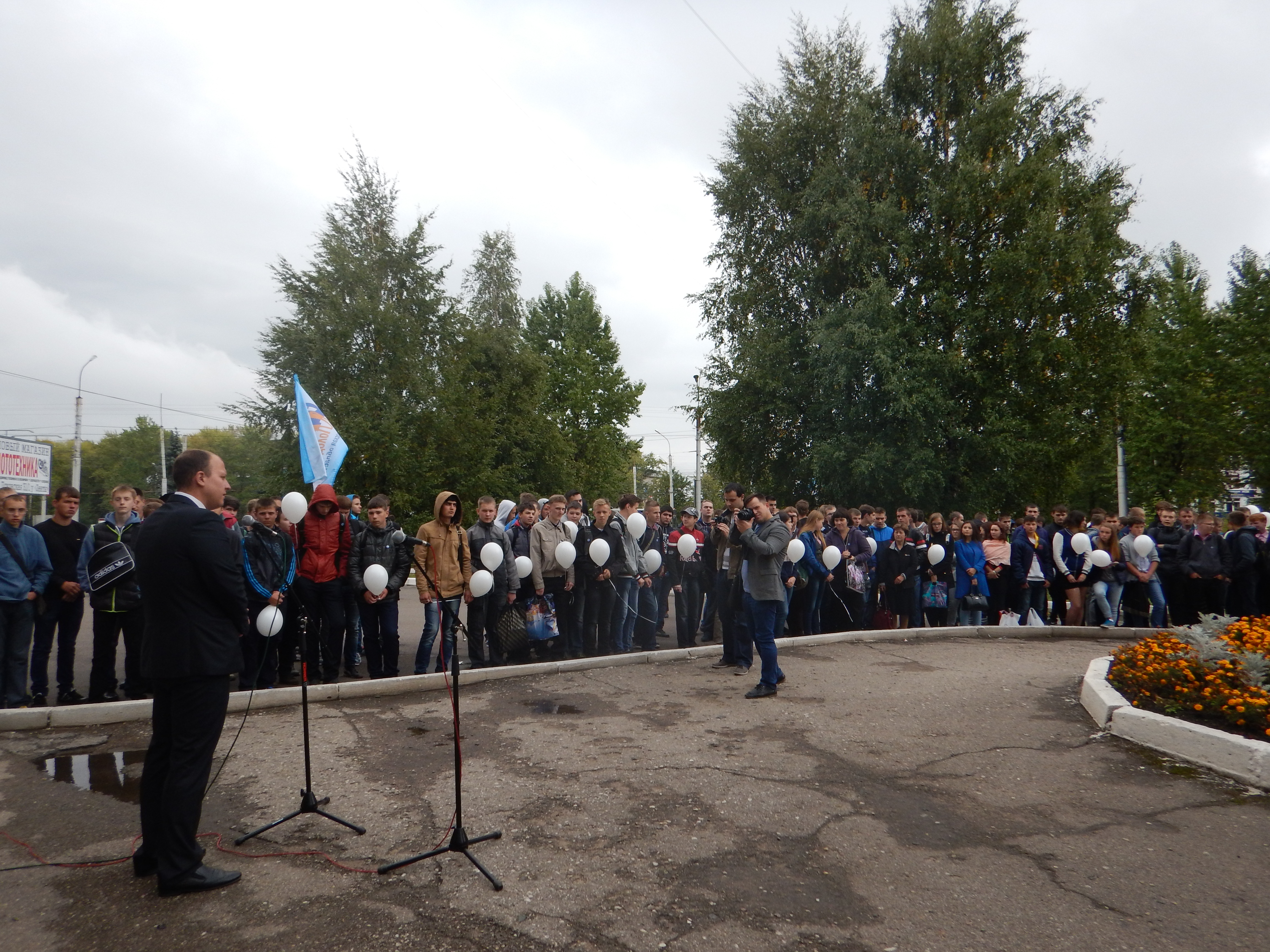 Участники акции "Мы против террора!" выпустили в небо белые шары в память о погибших от рук террористов