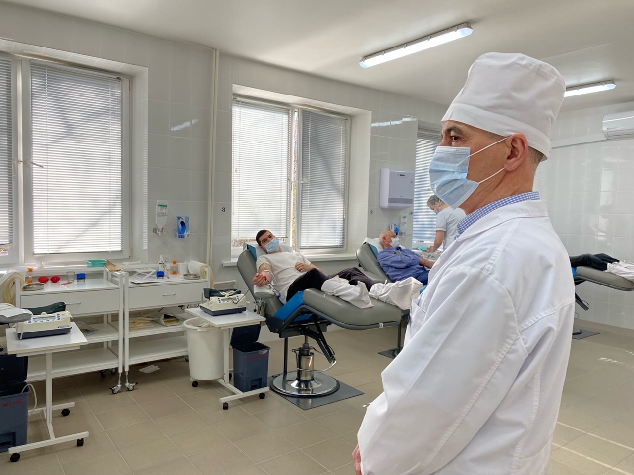 Сегодня Новгородская областная станция переливания крови стала местом притяжения многих желающих сдать кровь и стать донором.