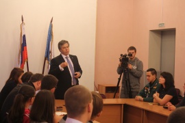 В Областном "Доме молодежи" прошла встреча молодежи с депутатом Владиславом Букетовым