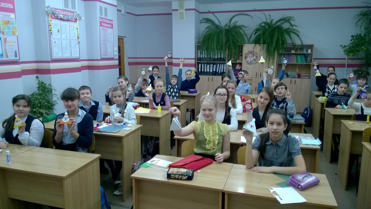 Бойцы студенческого педагогического отряда «АРТ» дали обучающимся школ мастер - классы по изготовлению Новогодней игрушки