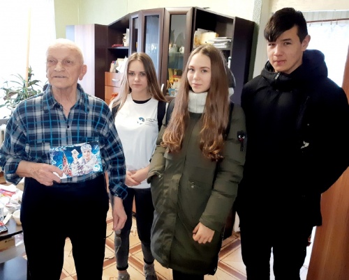 Окуловские волонтеры поздравили ветеранов с наступающими новогодними праздниками 