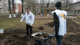 Трудовой десант активистов областного Дома молодёжи и НРОО «ЗА ЧЕСТНОЕ ЖКХ!» высадился в детском саду №43 Великого Новгорода.