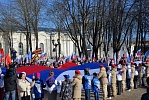 Сегодня в Великом Новгороде в рамках мероприятий, приуроченных ко Дню воссоединения Крыма с Россией, состоялись автопробег и тематический флешмоб
