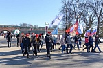 Сегодня в Великом Новгороде в рамках мероприятий, приуроченных ко Дню воссоединения Крыма с Россией, состоялись автопробег и тематический флешмоб
