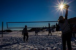 На пляже Кремлевского парка состоялась игра по зимнему пляжному волейболу