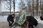 Областной Дом молодежи провел акцию по возложению цветов на братские захоронения и заброшенные могилы советских воинов