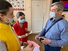 Сегодня Новгородская областная станция переливания крови стала местом притяжения многих желающих сдать кровь и стать донором.