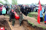 Торжественная церемония захоронения останков советских солдат прошла на воинском мемориале в д. Мясной Бор