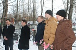 Областной Дом молодежи провел акцию по возложению цветов на братские захоронения и заброшенные могилы советских воинов